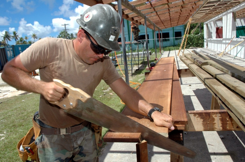 ebeniste-BEUIL-min_worker_construction_building_carpenter_male_job_build_helmet-893290